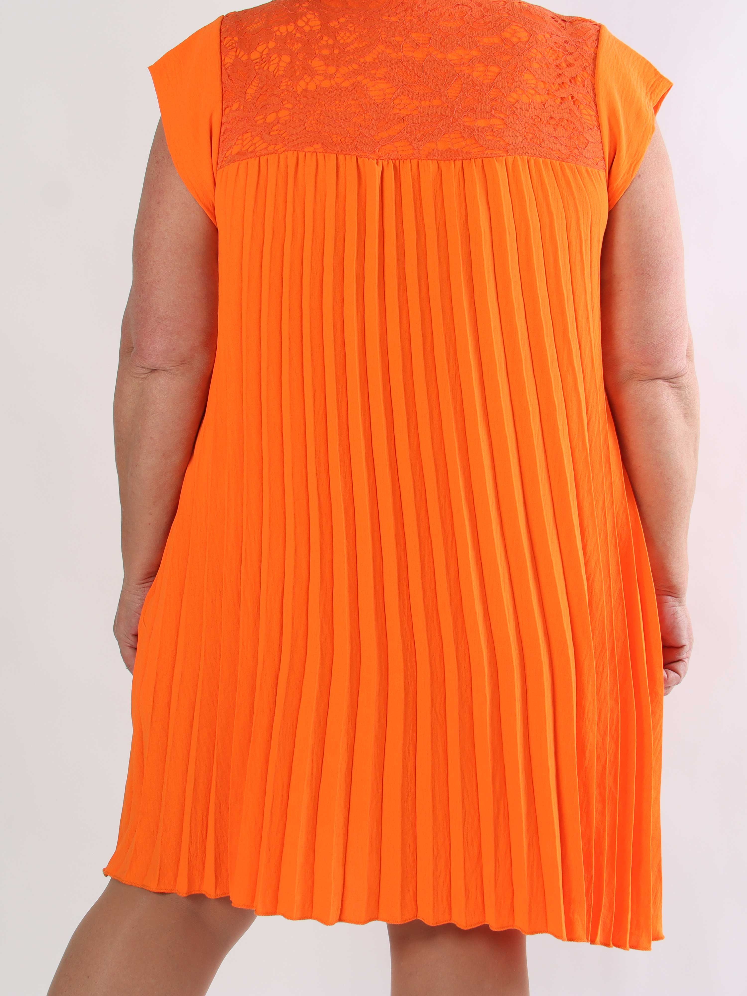 Nancy Lace Short - Plisseret plus size kjole med blonde og lommer